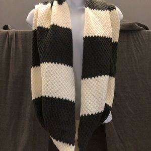 Knitted infinity scarf white and dark grey